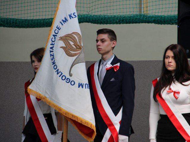 Biało-czerwono i odświętnie w sędziszowskim liceum