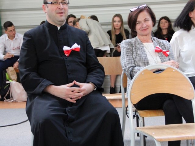 Biało-czerwono i odświętnie w sędziszowskim liceum