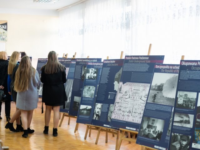Delegacja naszego liceum na uroczystościach upamiętniających 76 rocznicę Pacyfikacji Checheł 