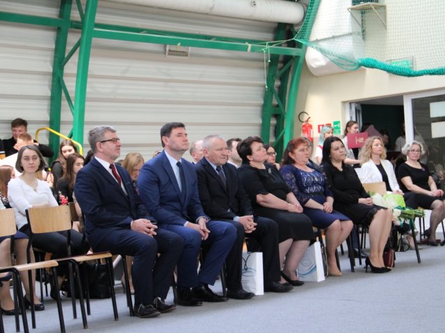 Uroczystość ukończenia szkoły przez klasy trzecie