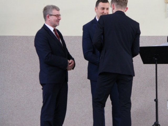 Uroczystość ukończenia szkoły przez klasy trzecie
