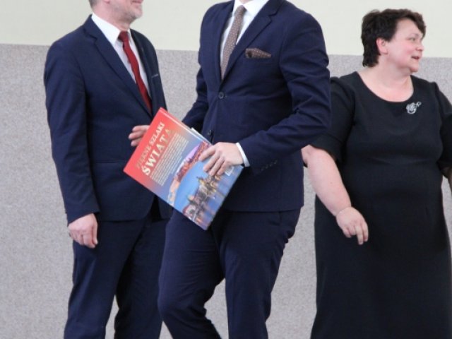 Uroczystość ukończenia szkoły przez klasy trzecie