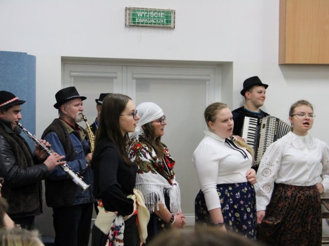 FOTORELACJA z wydarzeń odbywających się w naszym liceum z okazji "Walentynek" 