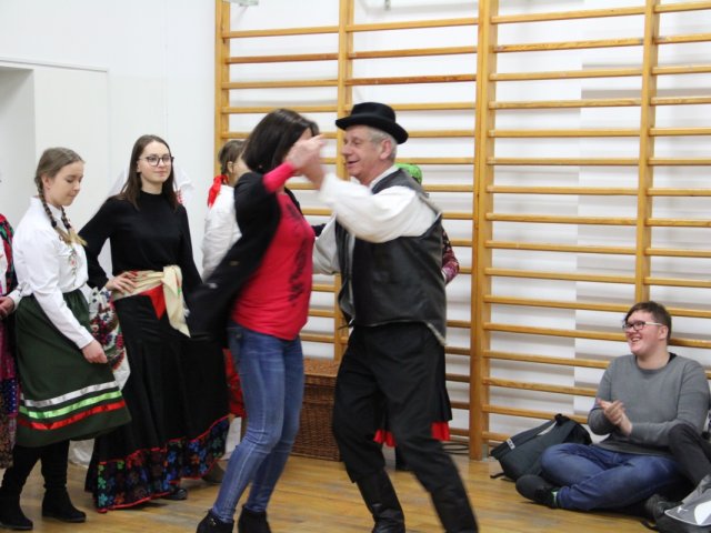 FOTORELACJA z wydarzeń odbywających się w naszym liceum z okazji "Walentynek" 