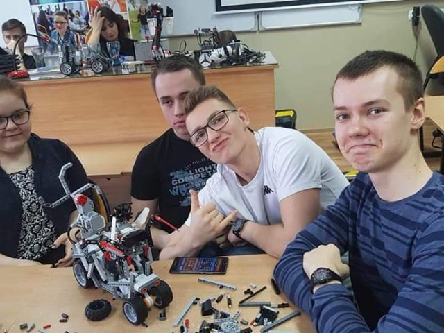 PRZYGODA Z ROBOTAMI. Projekt edukacyjny "PROJEKTOR" 