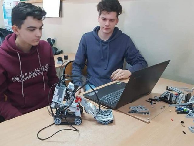 PRZYGODA Z ROBOTAMI. Projekt edukacyjny "PROJEKTOR" 