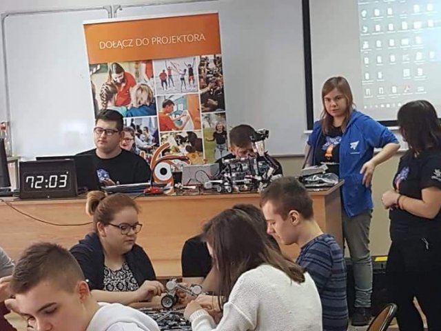 PRZYGODA Z ROBOTAMI. Projekt edukacyjny "PROJEKTOR" 