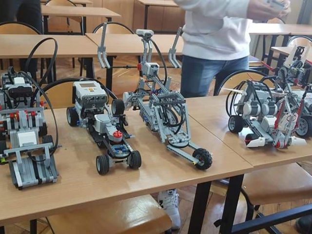 PRZYGODA Z ROBOTAMI. Projekt edukacyjny "PROJEKTOR" 