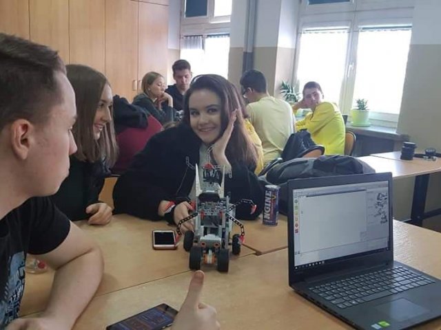 PRZYGODA Z ROBOTAMI. Projekt edukacyjny "PROJEKTOR" 