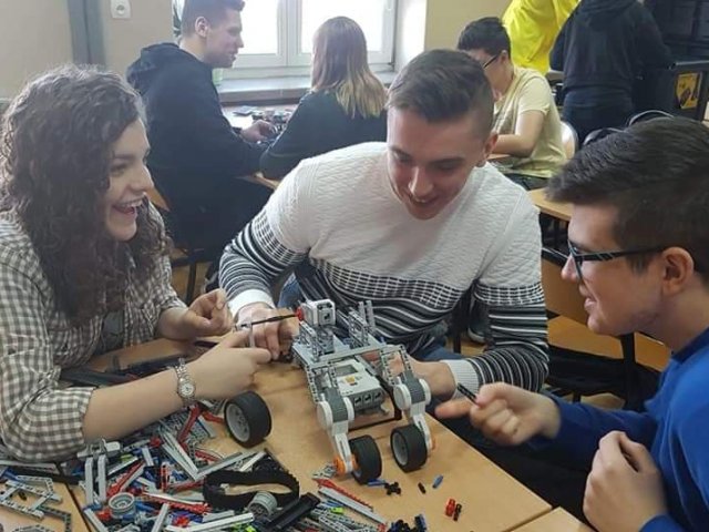 PRZYGODA Z ROBOTAMI. Projekt edukacyjny "PROJEKTOR" 