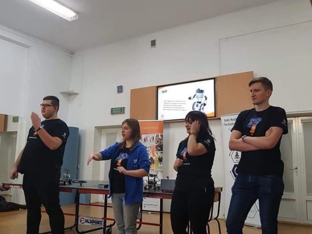 PRZYGODA Z ROBOTAMI. Projekt edukacyjny "PROJEKTOR" 