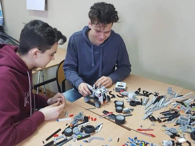 PRZYGODA Z ROBOTAMI. Projekt edukacyjny "PROJEKTOR" 