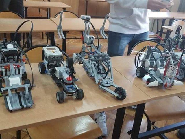 PRZYGODA Z ROBOTAMI. Projekt edukacyjny "PROJEKTOR" 