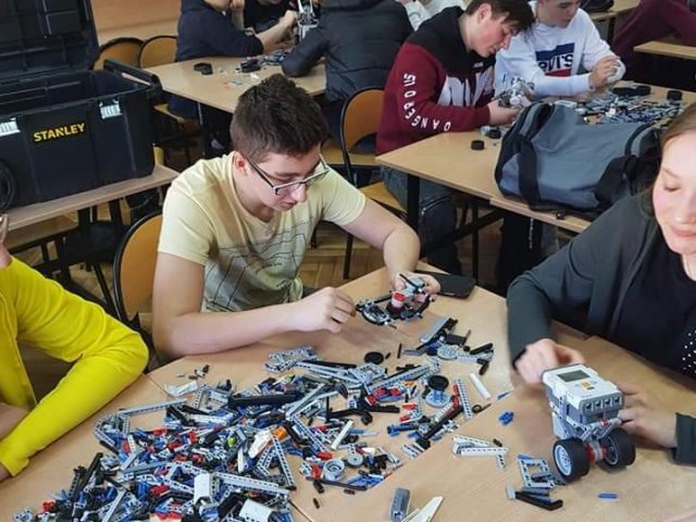 PRZYGODA Z ROBOTAMI. Projekt edukacyjny "PROJEKTOR" 