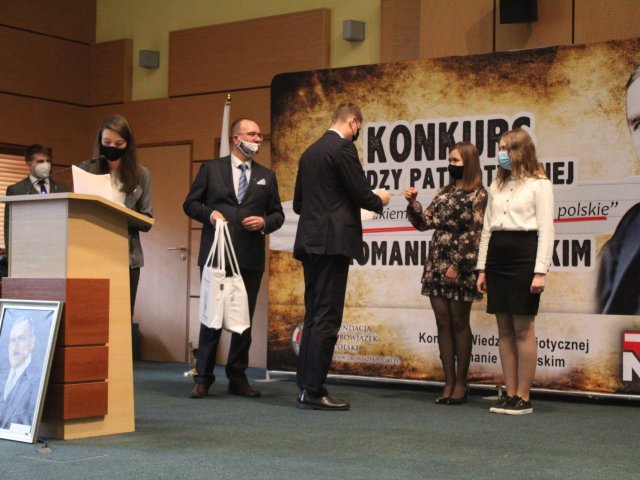 Odbiór nagród za zwycięstwo w IX Ogólnopolskim Konkursie Wiedzy Patriotycznej