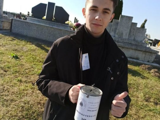 Udział młodzieży w kweście na cmentarzu