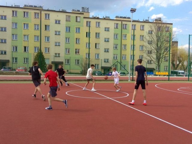 Pierwsze zajęcia WF na nowych obiektach sportowych przy LO w Sędziszowie Młp.