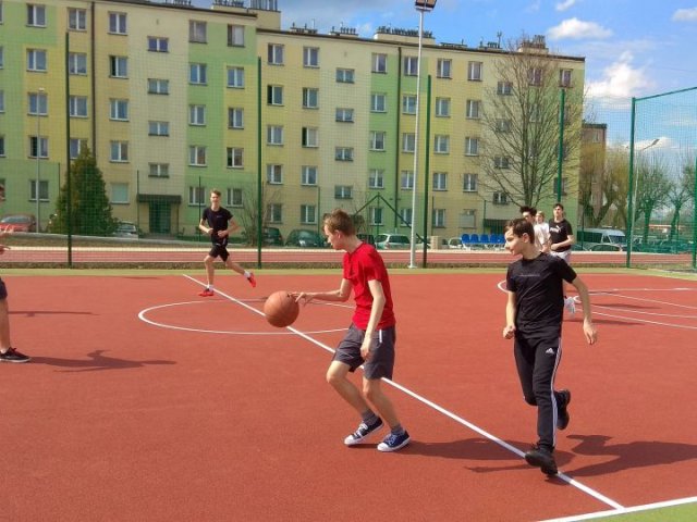 Pierwsze zajęcia WF na nowych obiektach sportowych przy LO w Sędziszowie Młp.