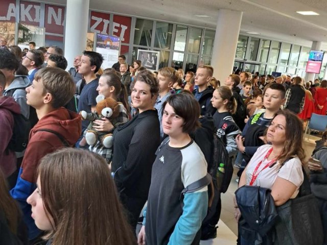 ,Historia mówi przez pokolenia"