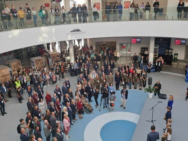 ,Historia mówi przez pokolenia"