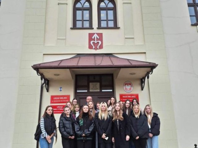 Spotkanie grup projektowych w ramach olimpiady Zwolnieni z Teorii w Urzędzie Miejskim z Panem Burmistrzem Bogusławem Kmieciem 