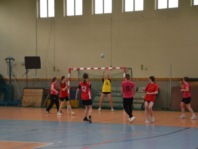Zawody w piłkę halową dziewcząt