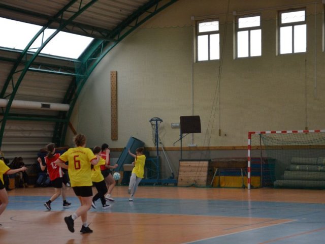 Zawody w piłkę halową dziewcząt