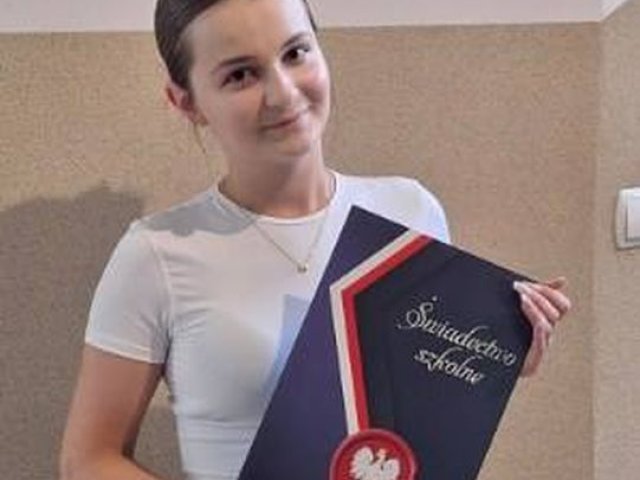 Maturzyści z świadectwami maturalnymi