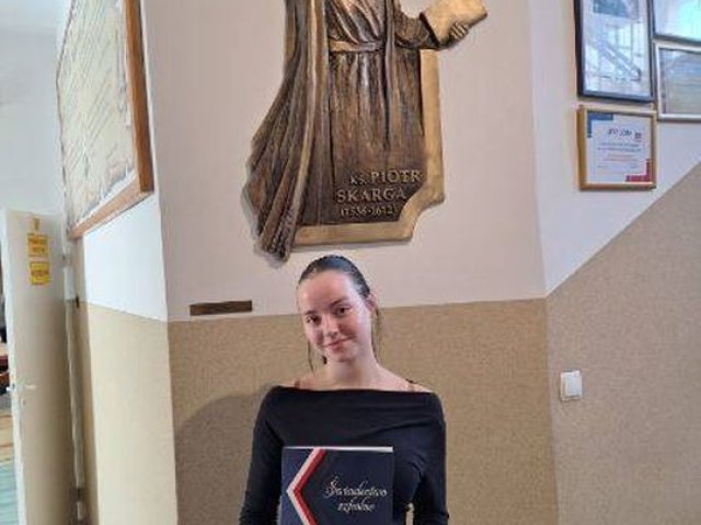 Maturzyści z świadectwami maturalnymi