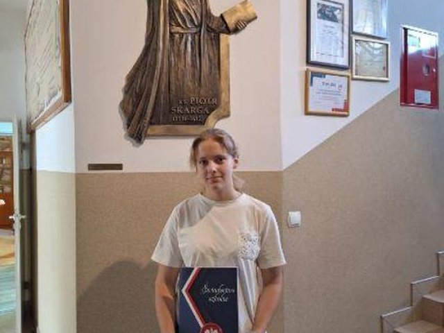Maturzyści z świadectwami maturalnymi